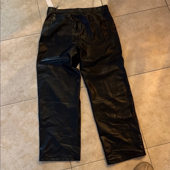 Abercrombie & Fitch The 90’s Relaxed Jean Ultra High Rise
Black Vegan Leather - Picture 5 of 5